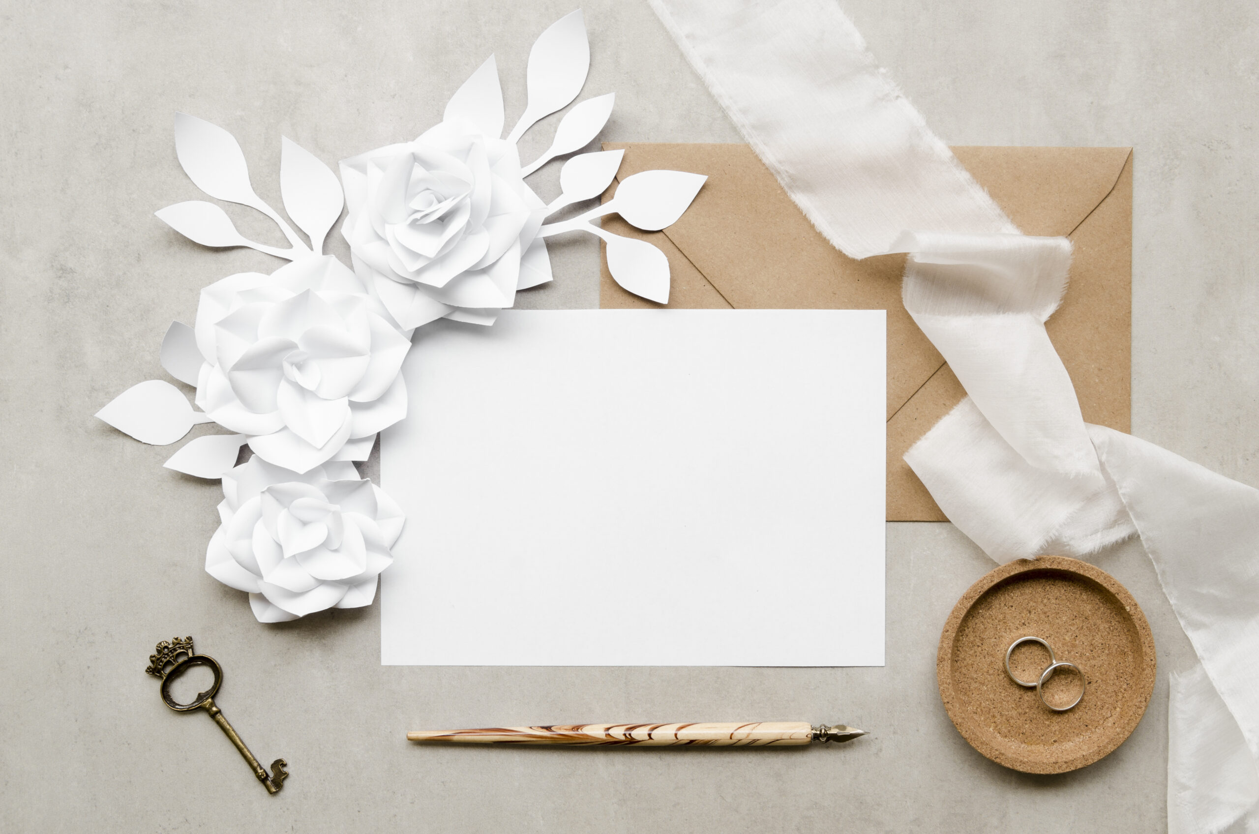 elegante-carta-vuota-con-fiori-di-carta-scaled biglietti matrimonio